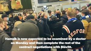 Mittfältsstjärnan är klar för turkiska trabzonspor. What A Great Moment When Ifk Goteborg Fans Were Waiting For Marek Hamsik To Arrive At The Airport Youtube