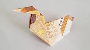 Alternativ können sie gutscheine verpacken, indem sie zum beispiel eine katze, dem zeichen für wohlstand im land der sonne, aus papier falten und den gutschein von dieser in der tatze halten lassen. Schmetterling Aus Geldschein Falten Schmetterling Aus Geld Falten Tiere Aus Geld Falten