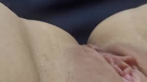 日本女孩用温柔的手指按摩她的阴部和阴蒂