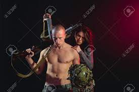 Freund Und Freundin Isoliert Auf Schwarz, Krieg. Soldat Und Mädchen Mit  Nacktem Körper. Beziehungen Des Soldatenpaares Mit Gewehr. Paar In Der  Liebe Von Sexy Mann Und Frau, Kampf. Liebe, Sexspiele, Revolution.  Lizenzfreie