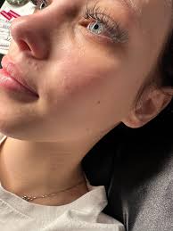 How to achieve a hybrid wispy lash set?