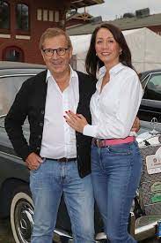Mit seiner frau phong lan hofer hat er sohn henry, auf dem er sich nun voll und ganz konzentrieren. Der Seltene Auftritt Von Jan Hofer Er Zeigt Sich Mit Seiner Schonen Frau Phong