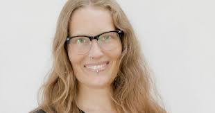 Roxanne Roark: Limitations of AI copywriting and marketing