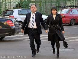 Femeia a fost internată sâmbătă noaptea la spitalul elias din capitală și între timp a obţinut de la poliţie un ordin de restricţie împotriva fostului primar al sectorului 5, valabil pentru 5 zile. Uietsxadfbeqpm