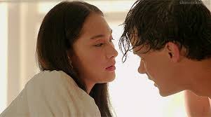 Korang rasa Conrad perasan tak yang perut tu hampir ..... dia? :  r/TheSummerITurnedPrett