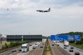 Der flughafen frankfurt airport fra ffm ist der mit abstand groesste deutsche flughafen und zugleich eines der weltweit bedeutendsten luftfahrtdrehkreuze. Aussichtspunkte Am Flughafen Frankfurt Wanderzwerg Eu Aktiv Mit Kindern