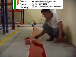 Epoxy coating floor merupakan pelapisan cat pada lantai menggunkan cairan kimia berupa dua komponen resin dan hardener yang dapat mengeras. Membuat Line Dengan Cat Epoxy Di Lantai Gudang