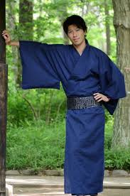 Around The Home Men Will Relax In Fashions That Give The Nod To The Ancient Kimono Or Kimono Japonais Homme Kimono Japonais Kimono Pour Homme