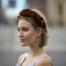 Kurze haare haarband haarband frisur zopf lange haare frisur hochgesteckt pferdeschwanz haar flechtfrisuren neue frisur frisur ideen lange haare haarbander richtig tragen frisuren mit haarband styling 2020. Haarreifen Das Trend Accessoire Der Saison Haar Styling Styling Kurzes Haar Frisuren Mit Haarreif