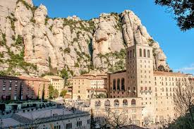 Barcellona ha la reputazione di essere la città più internazionale, moderna e avanguardista della spagna, ed è stata rinnovata per le olimpiadi del 1992. Montserrat E Monastero Della Madonna Nera Barcellona E Dintorni