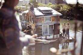 Jerko La Maison Flottante Et Autosuffisante En Plein New York Avec Images Maison Flottante Hangar A Bateaux Maison Bateau