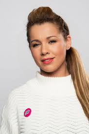 Badi was born in melun in the paris suburbs to a family of algerian origin. Chimene Badi A Perdu Du Poids Et Retrouve Une Jolie Peau Puretrend