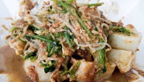 Penjual lontong sayur ini bagikan dagangannya secara gratis untuk bantu warga. Nikmati Lupis Dan Lontong Pecel Legendaris Wak Puk Mojokerto