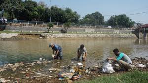 Tumpukan sampah di piyungan kini semakin membukit. Upaya Aktivis Lingkungan Membersihkan Sampah Sungai Di Bogor