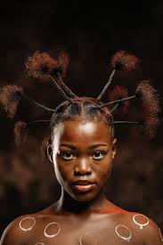 Güzel Bir Kadının Gri Tonlamalı Fotoğrafı · Ücretsiz Stok Fotoğraf