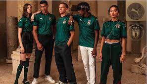 В сборная италии по футболу (итальянский: Sbornaya Italii Sovmestno S Puma Prezentovali Zelenuyu Formu Sportstyle