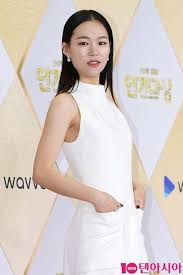 팀 미나리의 인터뷰에서 윤여정이 선보인 영어 인터뷰가 화제입니다.이를 본 외국인들도 그녀의 영어 센스에 감탄하며 극찬을 보내고 있는 상황입니다.팀 미나리의 꿀잼보장 인터뷰 함께 보시겠습니다.#한류 #해외반응 #외국반응 #외국인반응 #윤여정 #미나리. 25th Biff ë¯¸ë‚˜ë¦¬ í•œì˜ˆë¦¬ ì˜ì–´ ëª» í•´ë„ ê°ë…ë‹˜ê³¼ ì†Œí†µ ìž˜ ëë‹¤ í•œê²½ë‹·ì»´