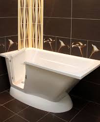 Ebenso wie die bodengleiche dusche bieten auch barrierearme badewannen eine behindertengerechte möglichkeit zu duschen, und zusätzlich ebenso genussvoll wie bequem zu baden. Budo Plast Hersteller Von Badewannen Mit Turen Und Schwellenlose Duschwannen Modernes Bad Mit Tur Badewanne Fur Altere Menschen Und Menschen Mit Behinderungen Badewanne Modern