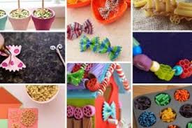 Pop up karte basteln mit papier herz geschenke selber machen bastelideen muttertag geburtstag. Elle Fabrique Une Jolie Mini Maison De Fee Avec Des Rouleaux De Papier Toilette Adorable Trucs Et Astuces A Faire A La Maison