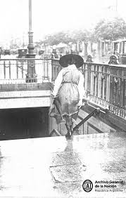 Mujer Entrando A La Boca Del Subterraneo Luego De Una Breve Lluvia Buenos Aires Diciembre De 1930 Buenos Aires Buenos Aires Argentina Ciudad De Buenos Aires