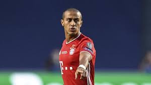 Arsenal ta tuntubi manchester united kan sayen donny van de beek, dan wasan tsakiya dan ƙasar holland kuma mai shekara 24 da haihuwa. Van De Beek Puji Ezra Hingga Thiago Resmi Ke Liverpool
