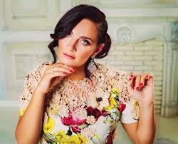 Her style of singing is author song, folk rock, chanson and others. Vaenga Wie Alt Es Wirklich Ist Der Name Des Vaters Des Kindes Elena Vaenga Wurde Enthullt