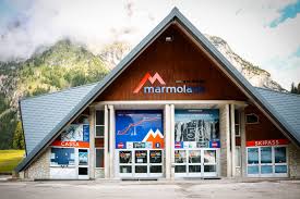 La funivia, con le sue 120 cabine biposto porta tutti i gentili ospiti in 15 minuti al pian dei fiacconi a 2626 m. Marmolada La Funivia Che Ti Porta Sul Ghiacciaio Piu Alto Delle Dolomiti