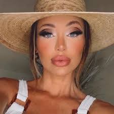 Heather Deberry's Instagram, Twitter & Facebook