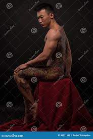 Hombre Asiático Desnudo Con El Tatuaje Imagen de archivo 