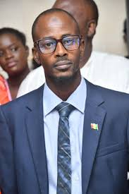 Madame Awa Fall Diagne a passé le témoin à Monsieur Malick Diallo à la tête  de la Direction des Ressources Humaines du Ministère de la Santé et de  l'Action sociale. La cérémonie