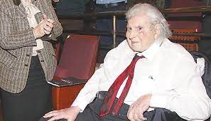 Στα παιδικά του χρόνια, στα τρόπαια, τραγουδούσε και έψελνε. O Mikhs 8eodwrakhs Nostalghse Thn Omorfh Polh Toy