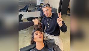 Here at byrdie hq, we keep up with kim kardashian west's hair. Kim Kardashian S Hair Stylist Trolls Her With Hilarious Snap Of Her Sleeping