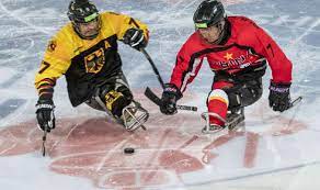 Die inschrift „sochi 2014 ist in kyrillischer schreibweise unter dem motiv des eishockeyspielers eingeprägt. Para Eishockey Team Deutschland Paralympics