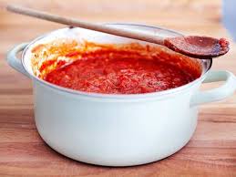 Auf Der Pizza Oder Zu Spaghetti Ist Selbst Gekochte Tomatensosse Ein Muss Das Einfache Grundrezept Erklaren Wir Hier Tomatensosse Rezept Grundrezept Tomatensosse