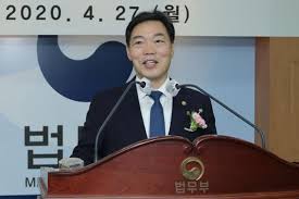 김오수 전 차관이나 이용구 당시 법무실장(현 법무부 차관) 등의 책임 소재를 가리는 쪽으로 검찰 수사나 법원 재판이 흘러갈 수도 있다는 얘기다. Ubwzmbcyfbplbm