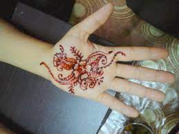 Wanita yng memakai henna di tangannya umumnya dinilai memiliki karakter yang lebih anggun. Simple Love Henna Designs Telapak Tangan Novocom Top