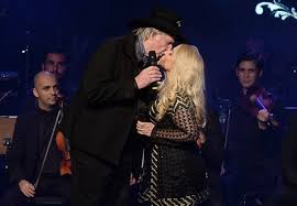 Em 3 de março de 2012, o cantor caiu de uma altura de aproximadamente dois metros durante apresentação em show na cidade de três marias,. Sergio Reis Beija A Mulher Em Palco De Show Em Sp Quem Quem News