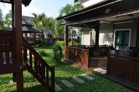 Operasi utama dania woodcraft adalah dengan menghasilkan dan memasarkan produk hiasan taman seperti pondok, wakaf, gazebo, pergola, meja taman, kolam dan sebagainya. Pagar Kayu Rumah Kampung