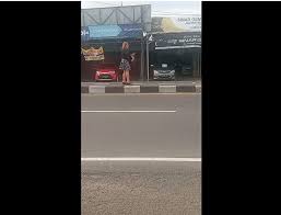 Benang gelasan kerap nyangkut di tiang listrik atau pohon besar. Viral Wanita Cantik Amankan Benang Layangan Di Tengah Jalan Kartasura Ternyata Ini Orangnya
