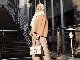 Baju kondangan tunik menjadi model baju simple yang akan membuat anda tampil feminim. 8 Inspirasi Baju Kondangan Simpel Pakai Celana Cocok Untuk Hijabers