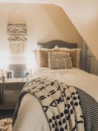 1000 ideas about cozy bedroom decor on | cozy apartment with top ideas to make your bedroom extra cozy and romantic. Pin By Sydney Hall On Junior Year Bedroom Apartment Decorating College Bedroom Apartment Bedroom Decor Dorm Room Inspiration