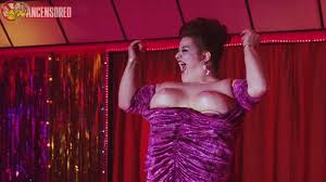 Naked Lin Tucci in Showgirls < ANCENSORED