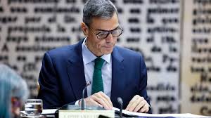 Pedro Sánchez, en la comisión de investigación: "Feijóo ocultó al Senado su sueldo real"