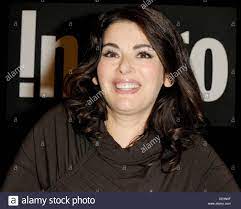Nigella lawson is a cookbook author, television personality, and british celebrity who has spent nigella lawson is one of the most notable female cooks in food television, and she's made sure to. Nigella Lawson Autogrammstunde Fur Ihre Neuesten Kochbuch Kuche Rezepte Aus Dem Herzen Des Hauses An Der Indigo Manulife Centre Statt Toronto Kanada 13 11 10 Stockfotografie Alamy