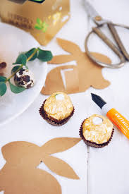 Jeder kennt den osterhasen, und jeder freut sich auf ihn. Egal Ob Als Diy Tischkarte Oder Als Selbstgemachtes Mitbringsel Zu Ostern Osterhase Mit Ferrero Rocher Mit Gratis Vorlage Titatoni