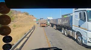 South africa is zimbabwe's biggest trading partner and the closure of beitbridge border post could spell doom for landlocked zimbabwe. Truckers Wait Days To Cross Border Into Zimbabwe News24