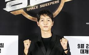 Lao công vũ trụ song joong ki hốt nhầm vũ khí chết người ở bom tấn điện ảnh space sweepers. Song Joong Ki Shares Thoughts On New Film Space Sweepers Reunites With A Werewolf Boy Director Kdramastars