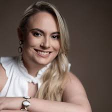 Dra. Danielle Lopez Pera Médica de família, Generalista,