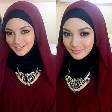 Kayaknya ia tertarik dengan celana dalam merahku karena ia ini punyamu ya? ditangannya terjulur sebuah celana dalam merah ku yang sudah basah kuyup dan penuh gigitan. Top 10 Artis Wanita Bertudung Paling Comel Di Malaysia Serta Gambar Malay Bogel Gambar Bogel Cerita Lucah