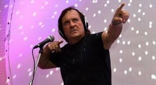 Riccardo cioni, 66 anni, livornese, era uno storico deejay ma anche voce della radio. Wyhihfma Aeiom